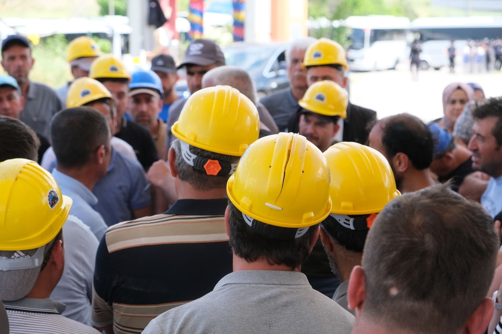 Equipe em diálogo de segurança sobre riscos no trabalho