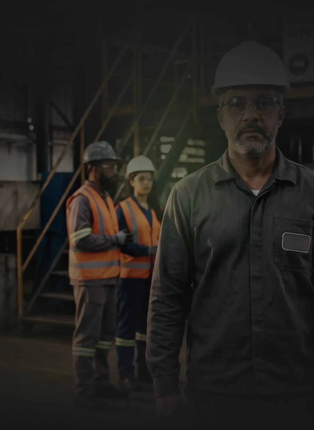 Profissional capacitado executando serviço com equipamento de proteção