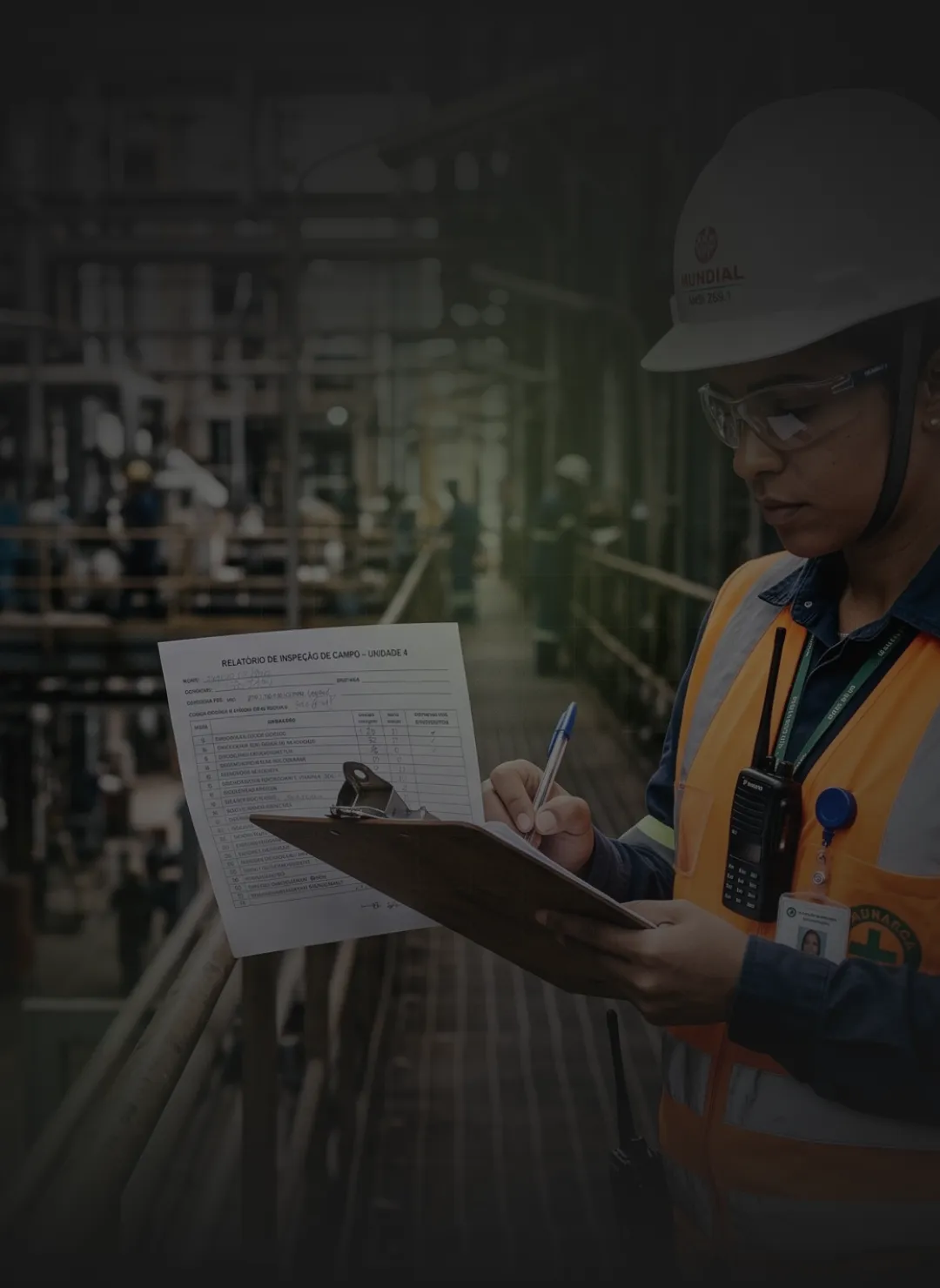 Técnico de segurança do trabalho fazendo levantamento em campo