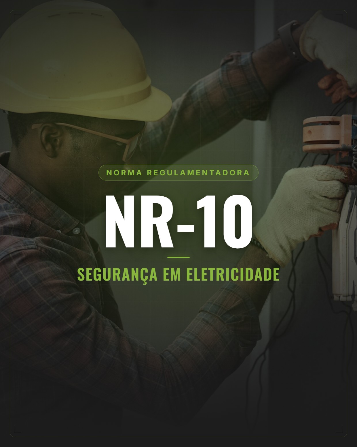 Eletricista trabalhando em instalação elétrica industrial