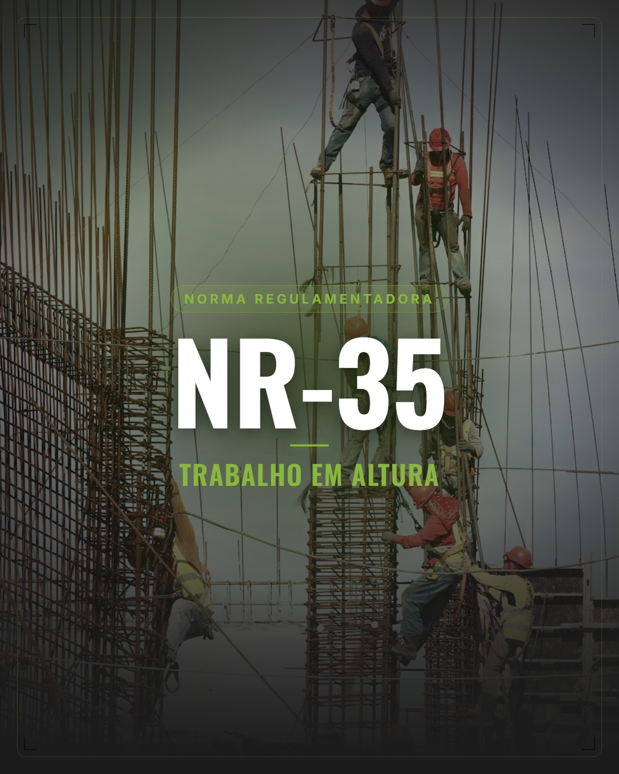 Trabalhador em atividade de altura usando cinto de segurança